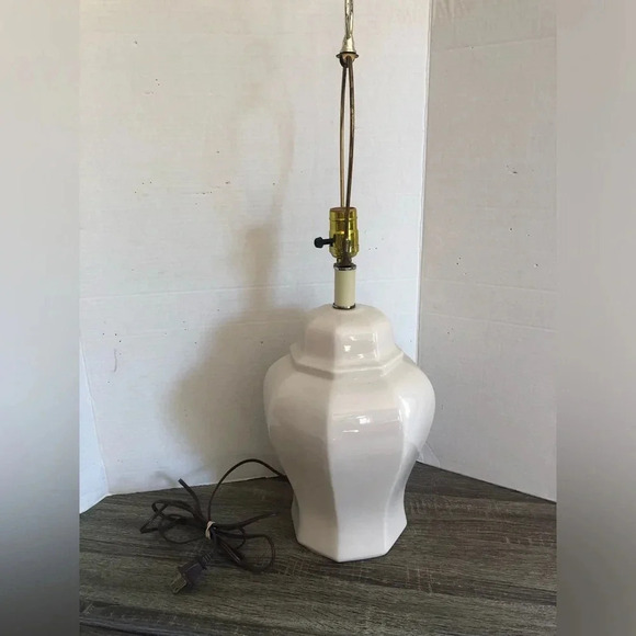 Vintage Ceramic Ginger Jar Shaped Lamp - Picture 4 of 9